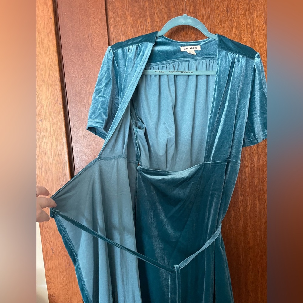 MOVING SALE! Amazing blue velvet Billabong wrap dress. Never worn! Size L - Picture 8 of 9